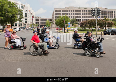 Les personnes en fauteuil roulant et leur rallye familial et mars sur la colline du Capitole à l'appui de la Loi sur les Américains handicapés Banque D'Images