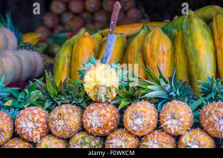 Pile de l'ananas dans un marché de fruits à Antigua Guatemala Banque D'Images