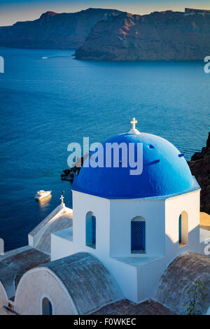 Chapelle au dôme bleu emblématique dans la ville de Oia sur l'île grecque Santorin (Théra) Banque D'Images