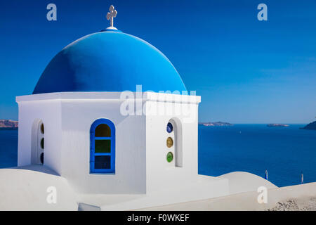 Chapelle au dôme bleu emblématique dans la ville de Oia sur l'île grecque Santorin (Théra) Banque D'Images