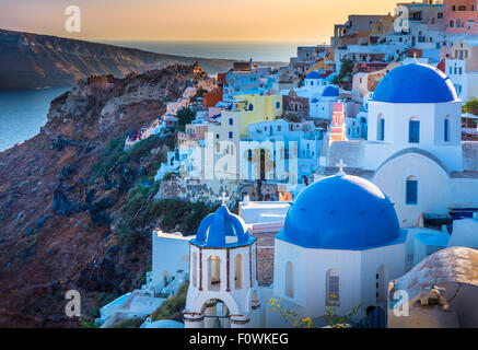 Coucher du soleil emblématique dans la ville de Oia sur l'île grecque Santorin (Théra) Banque D'Images