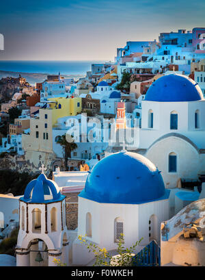 Chapelles aux dômes bleus emblématique dans la ville de Oia sur l'île grecque Santorin (Théra) Banque D'Images