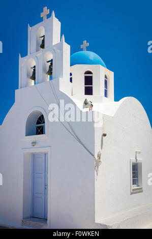 Chapelle au dôme bleu emblématique de la ville de Thira sur l'île grecque Santorin (Théra) Banque D'Images
