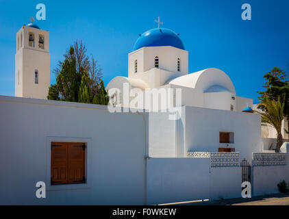 L'église au dôme bleu emblématique de la ville de Thira sur l'île grecque Santorin (Théra) Banque D'Images