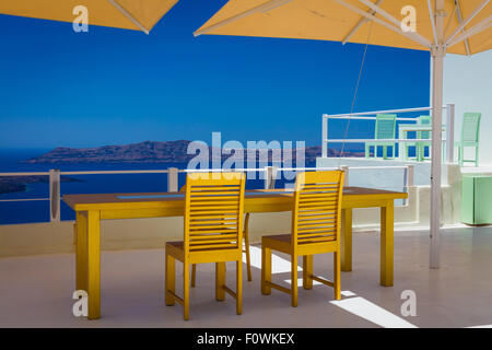 Patio avec vue sur la ville de Thira sur l'île grecque Santorin (Théra) Banque D'Images