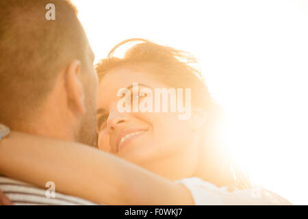 Couple heureux ont beaucoup de temps ensemble - photographié au coucher du soleil contre le soleil Banque D'Images