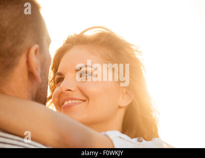 Couple heureux ont beaucoup de temps ensemble - photographié au coucher du soleil contre le soleil Banque D'Images