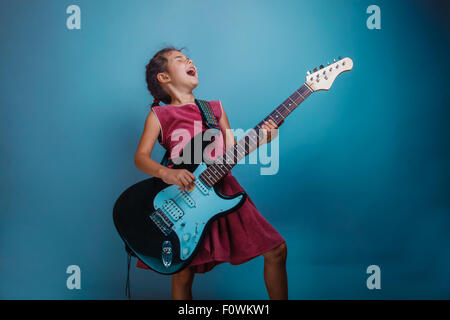 Teenage girl playing electric guitar studio photo sta Banque D'Images