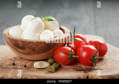 Petites boules de mozzarella avec des feuilles de basilic tomate ant Banque D'Images