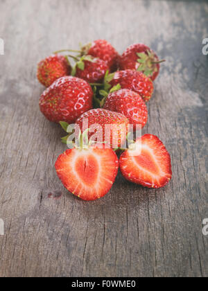 Fraises fraîches sur la table en bois Banque D'Images