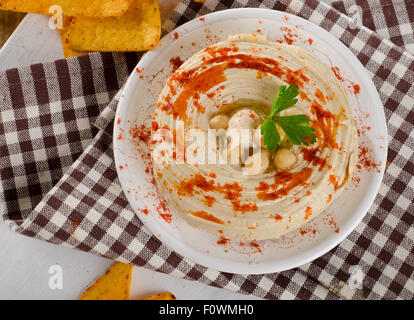 Assiette de houmous crémeux sain dip. Vue d'en haut Banque D'Images