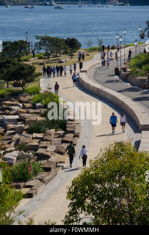 Barangaroo Pointe, Sydney, Australie. Août 22, 2015. Barangaroo Pointe Réserver, Sydney, Australie, 22 août, 2015. Les gens profiter d'une journée d'hiver exceptionnellement doux au Barangaroo nouvellement construit pointe réserver sur les rives du port de Sydney. Barangaroo Pointe Réserver a été officiellement ouverte ce matin par le NSW Premier Mr Mike Baird. La Réserve fait partie d'un milliard de dollars a6 Le développement couvrant 22 hectares de terres de l'estran dans le centre de Sydney et permettra entre autres de 11 hectares de l'espace public. Plus de détails au www.Barangaroo. Crédit : Stephen Dwyer/Alamy Live News Banque D'Images