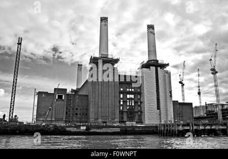 Battersea Power Station réaménagement et attenant à nouveau projet résidentiel en construction, vu à partir de la Tamise, Londres Banque D'Images