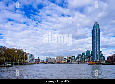 Voir à partir de la Tamise de St George Wharf Tower, partie d'un nouveau développement résidentiel de luxe riverside, Vauxhall Londres centre Banque D'Images