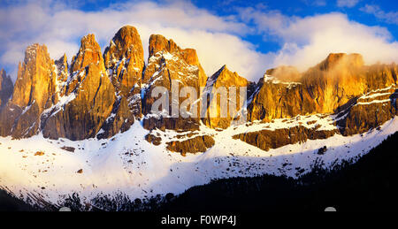 Coucher du soleil sur les montagnes Dolomites impressionnant Banque D'Images