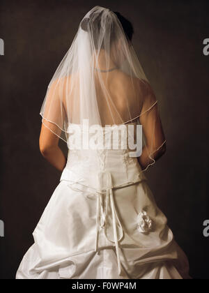 Jeune femme en robe de mariage avec son dos à l'appareil photo Banque D'Images