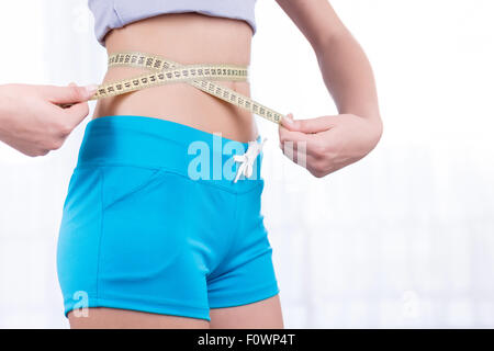 Woman measuring waist line Banque D'Images