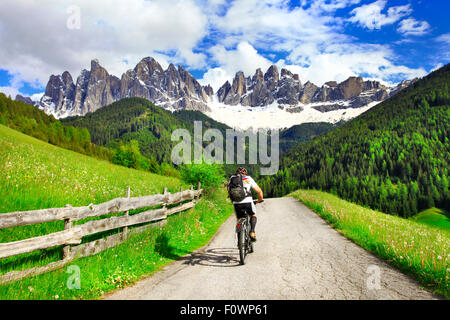 Randonnée à vélo dans la région de montagnes des Dolomites. Au nord de l'Italie. Banque D'Images