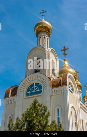 Dmitry Rostovsky église - Église orthodoxe en Rostov -sur-le-Don , Russie . Un jour en mai , le reflet du soleil sur le dôme doré . Banque D'Images