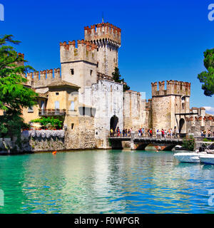 Château Scagliero célèbre dans le magnifique lac de Garde, Italie du Nord Banque D'Images