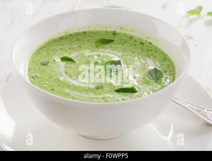 Soupe aux légumes crémeux blanc dans un bol. Selective focus Banque D'Images