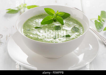 Soupe aux légumes crémeux aux herbes. Selective focus Banque D'Images