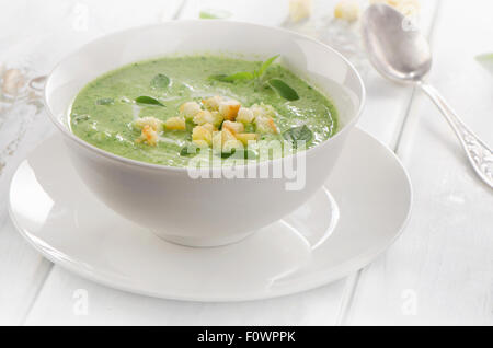 Soupe crémeuse avec des croûtons . Selective focus Banque D'Images