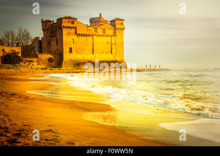 Coucher du soleil doré et cité médiévale château de Santa Severa, Italie Banque D'Images