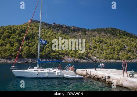 Un petit yatch dans le quartier calme de port à Assos, sur l'île grecque de Céphalonie, à la maison pour le film, 'CAPITAINE CORELLI'S MANDOLIN' Banque D'Images