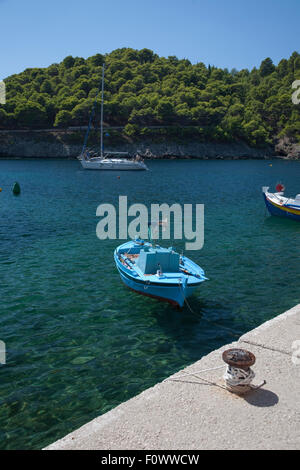 Un petit bateau de pêche dans le port d'Assos sur l'île grecque de Céphalonie, à la maison pour le film, 'CAPITAINE CORELLI'S MANDOLIN' Banque D'Images