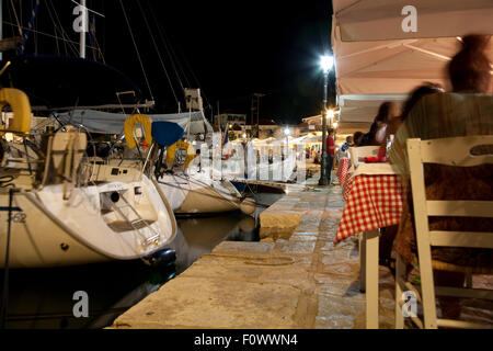 Une des nombreuses petites tavernes dans le port de Fiscardo, sur l'île grecque de Céphalonie, à la maison pour le film, 'CAPITAINE CORELLI'S MANDOLIN' Banque D'Images