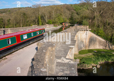 Barge Bateau étroit sur l'Aqueduc de Dundas transportant Kennet and Avon Canal sur la rivière Avon près de Limpley Stoke Wiltshire Banque D'Images