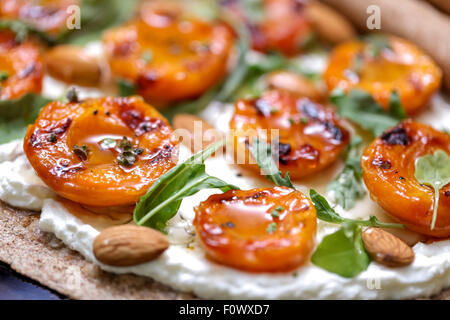 Abricots grillés et fromage à la crème Banque D'Images