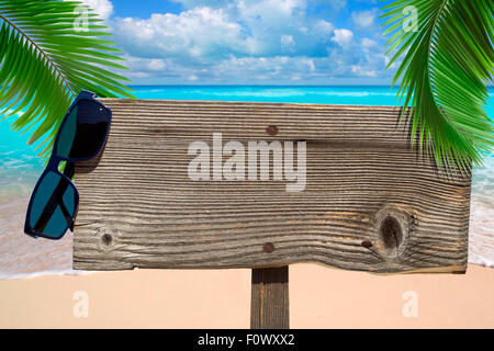 Pancarte en bois avec copie espace et d'un palmier sous les lunettes de soleil sur la plage Banque D'Images