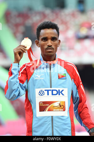 (150822) --BEIJING, 22 août 2015 (Xinhua) -- la médaille d'or de l'Érythrée Ghirmay Ghebreslassie pose pour la photo au cours de la cérémonie pour le 15e marathon des Championnats du monde d'athlétisme de l'IAAF 2015 à Beijing, capitale de Chine, le 22 août 2015. (Xinhua/Wang Lili)(Xinhua/Yue Yuewei) Banque D'Images