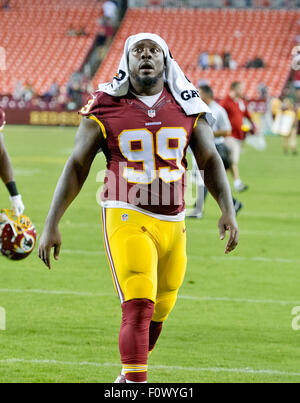 Redskins de Washington s'attaquer défensif Ricky Jean François (99) laisse le champ à la suite de son équipe, qui est de 21 - 17 victoire sur le Detroit Lions au FedEx Field à Landover, Maryland le jeudi 20 août, 2015. Credit : Ron Sachs/CNP - AUCUN FIL SERVICE - Banque D'Images