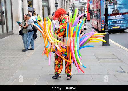 Londres, Angleterre, Royaume-Uni. Vente Clown ballons dans Regent Street Banque D'Images