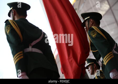 Beijing, Chine. Août 22, 2015. Des soldats chinois se tiennent près de pavillon de la Chine au cours de la cérémonie d'ouverture de la 15e Association Internationale des Fédérations d'athlétisme (IAAF) Championnats du monde d'athlétisme au Stade National, connu sous le nom de nid d'oiseau, à Beijing, Chine, 22 août 2015. Photo : Christian Charisius/dpa/Alamy Live News Banque D'Images