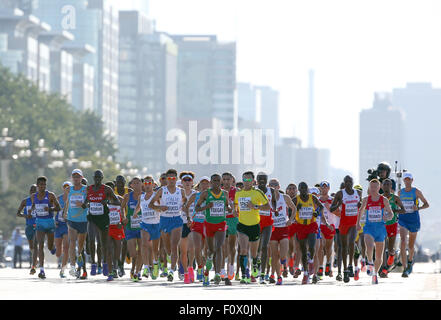 Beijing, Chine. Août 22, 2015. Les athlètes passent la place Tian'anmen qui s'affronteront dans l'épreuve du marathon au cours de la 15e finale de l'Association Internationale des Fédérations d'athlétisme (IAAF) Championnats du monde d'athlétisme à Pékin, Chine, 22 août 2015. Photo : Christian Charisius/dpa/Alamy Live News Banque D'Images