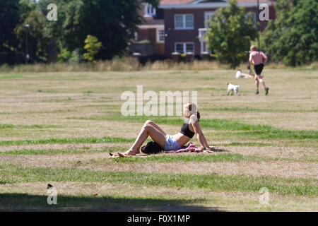 Wimbledon London,UK. 22 août 2015. Les gens le soleil sur Wimbledon Common comme les températures devraient grimper à 30 degrés celsius sur la journée la plus chaude de l'année Crédit : amer ghazzal/Alamy Live News Banque D'Images