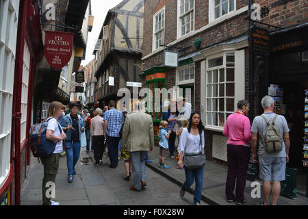 La pagaille, New York. L'un ou l'rues médiévales les mieux préservées d'Europe et d'une attraction touristique populaire. Yorkshire, Angleterre Banque D'Images