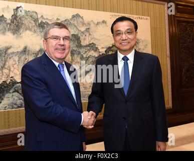 Beijing, Chine. Août 21, 2015. Le Premier ministre chinois Li Keqiang (à droite) rencontre le président du Comité International Olympique (CIO) Thomas Bach à Beijing, capitale de Chine, le 21 août, 2015. © Rao Aimin/Xinhua/Alamy Live News Banque D'Images