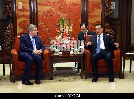 Beijing, Chine. Août 21, 2015. Le Premier ministre chinois Li Keqiang (à droite) rencontre le président du Comité International Olympique (CIO) Thomas Bach à Beijing, capitale de Chine, le 21 août, 2015. © Rao Aimin/Xinhua/Alamy Live News Banque D'Images