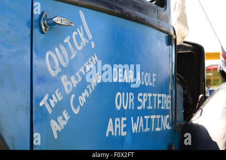 L'hôtel Shoreham Airshow 2015 tenu au profit de l'Association de la RAF la charité. Vintage car avec la propagande chauvine message à Hitler Banque D'Images