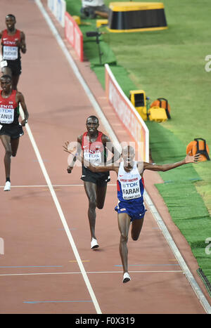 (150822) --BEIJING, 22 août 2015 (Xinhua) -- Mohamed Farah (avant) de Grande-Bretagne célèbre après la finale hommes 10000m au Championnats du monde d'athlétisme de l'IAAF de 2015 à Beijing, capitale de Chine, le 22 août 2015. (Xinhua/Wang Haofei) Banque D'Images