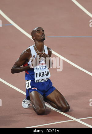 (150822) --BEIJING, 22 août 2015 (Xinhua) -- Mohamed Farah de Grande-bretagne célèbre après la finale hommes 10000m au Championnats du monde d'athlétisme de l'IAAF de 2015 à Beijing, capitale de Chine, le 22 août 2015. (Xinhua/Wang Haofei) Banque D'Images