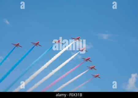 Bournemouth, Dorset, England UK. 22 août 2015. Les flèches rouges effectuer à la 8e édition du Festival de l'air de Bournemouth avec huit avions en tant que l'un a dû retourner à Exeter en raison d'un problème technique. Credit : Carolyn Jenkins/Alamy Live News Banque D'Images