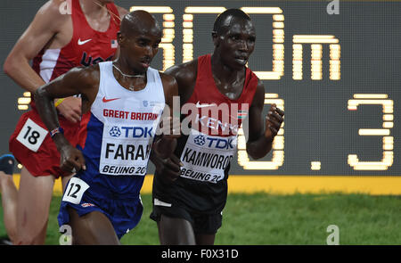 (150822) --BEIJING, 22 août 2015 (Xinhua) -- Mohamed Farah (C) de Grande-Bretagne est en compétition lors de la finale masculine de 10000m au Championnats du monde d'athlétisme de l'IAAF de 2015 à Beijing, capitale de Chine, le 22 août 2015. (Xinhua/Wang Haofei) Banque D'Images