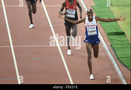 (150822) --BEIJING, 22 août 2015 (Xinhua) -- Mohamed Farah (avant) de Grande-Bretagne célèbre après avoir franchi la ligne d'arrivée de la finale hommes 10000m au Championnats du monde d'athlétisme de l'IAAF de 2015 à Beijing, capitale de Chine, le 22 août 2015. (Xinhua/Wang Haofei) Banque D'Images