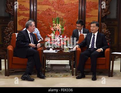 Beijing, Chine. Août 22, 2015. Le vice-Premier ministre chinois Wang Yang(R) se réunit avec le représentant américain au Commerce Michael Froman à Beijing, capitale de Chine, le 22 août, 2015. © Rao Aimin/Xinhua/Alamy Live News Banque D'Images